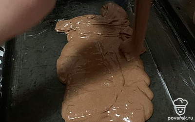 Вылить на смазанную сливочным маслом противень бисквит и поставить на 30 минут на 180 градусов. 