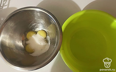 Все яйца разделите на белки и желтки. К белкам добавьте соль, к желткам – сахар.