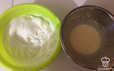 И белки, и желтки взбейте до пены. 