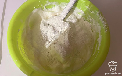 Далее желтки и белки соедините в одной емкости. Просейте к жидкой смеси муку и разрыхлитель.