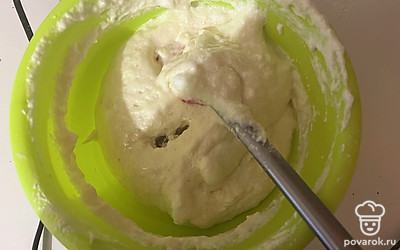 Аккуратно вмешайте муку силиконовой лопаткой и добавьте 2 чайные ложки растительного масла. 