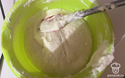 Аккуратно вмешайте растительное масло в тесто.