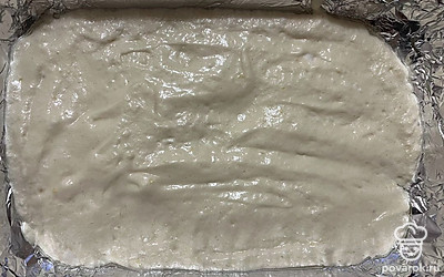 Форму для выпекания смажьте оставшимся растительным маслом и вылейте в нее приготовленное тесто. Аккуратно разровняйте поверхность. Бисквит выпекайте в духовке 20 минут при 180 градусах.