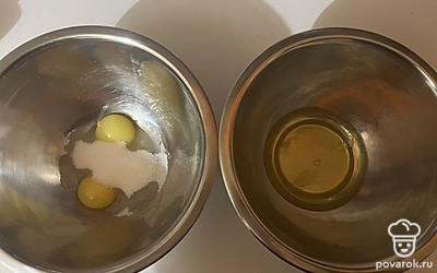Яйца разделите на белки и желтки. К желткам добавьте сахар, а к белкам — соль.