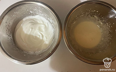 Взбейте и белки, и желтки до пышной пены.