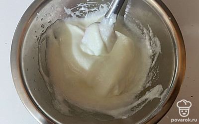 Соедините взбитые яйца вместе.