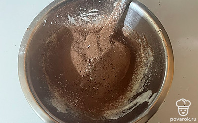 Просейте к яичной смеси муку, какао-порошок и разрыхлитель.