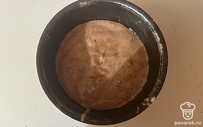 Перелейте тесто в смазанную растительным маслом форму и отправьте бисквит выпекать в духовку на 20 минут при 180 градусах.