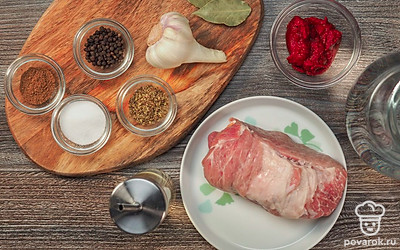 Вымойте и обсушите бумажными полотенцами мясо. Очистите чеснок от шелухи и порежьте на 3 части. Приготовьте фольгу и жаропрочную форму для запекания. Включите духовку на 180-190 градусов.