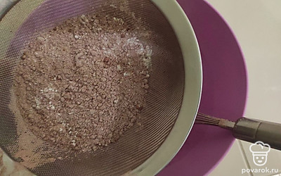 Частями просейте сухие ингредиенты в тесто и перемешайте до однородности.