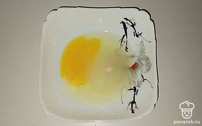 Соедените яйца и сахар и хорошо размешайте венчиком. Затем добавьте просеянную муку, какао и разрыхлитель для теста.