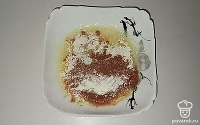 Хорошо перемешайте тесто и постепенно влейте молоко, чтобы не образовывались комочки. Последним добавьте оливковое или другое растительное масло.