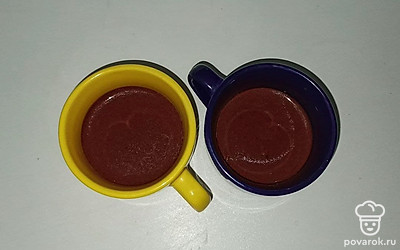 Выпекайте смесь в форме для кексов в микроволновке в течении 5 минут до готовности. Готовность проверьте деревянной палочкой.