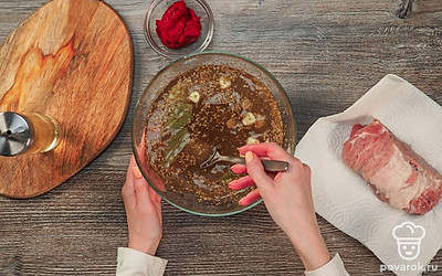 Подготовьте рассол. Кориандр и перец размельчите в ступке. В глубокую емкость положите все специи для рассола, чеснок, лавровый лист. Залейте 1 литром воды, перемешайте, чтобы соль растворилась.