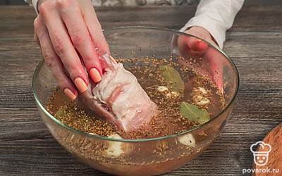 Засолите мясо. Поместите мясо в рассол, чтобы вода полностью его покрывала. Накройте крышкой или пленкой и уберите в холодильник на ночь.