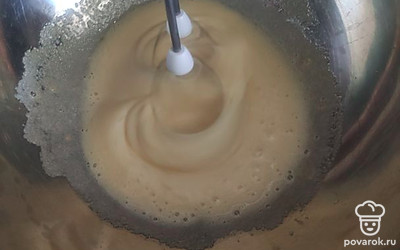 Яйца с сахаром взбить в густую пену.