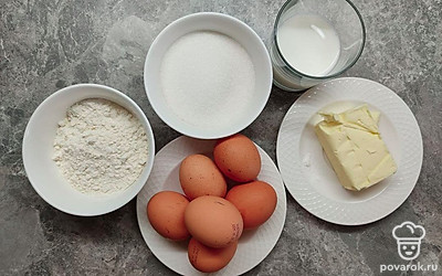 Белки отделите от желтков. Отправьте белки в холодильник на 10 минут. В сотейник поместите молоко и масло, хорошо нагрейте, но не кипятите, затем остудите.