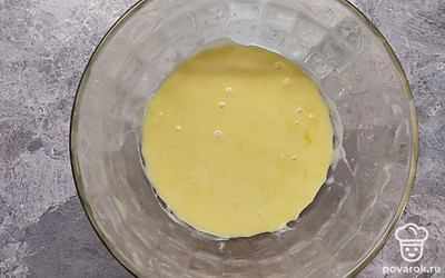 Затем отделите желтки от белков. Молоку с маслом дайте остыть. Затем введите муку и хорошо перемешайте. Должно получиться вязкое тесто. Далее все желтки по одному добавляйте в тесто и опять хорошо перемешайте, насыпьте ванилин.