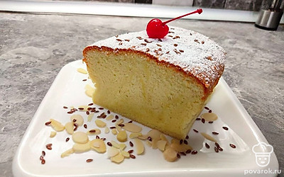 Нежный, тающий во рту бисквит разрежьте на порционные кусочки, посыпьте пудрой, украсьте миндалем или ягодами.