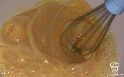 Яйца взбить до пышной пены.