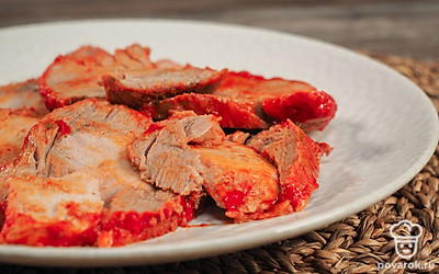 Подавайте готовую буженину в охлажденном виде в качестве холодной закуски.