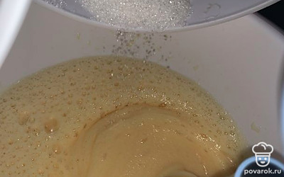 Добавить сахар к яйцам и взбить, должна получится пышная масса.