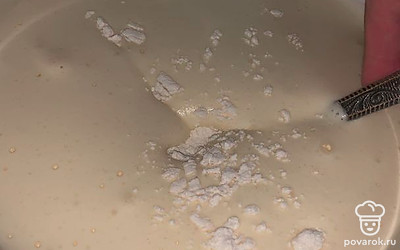 Добавить муку и аккуратно перемешать ложкой снизу вверх.