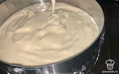 Вылить массу в форму и выпекать около часа на 170 градусов, проверять бисквит спичкой. 