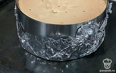 Такой бисквит можно использовать для любого торта и при приготовлении десертов.