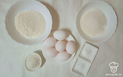 Муку просейте, куриные яйца ополосните водой и отделите белки от желтков.