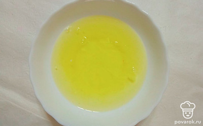 К яичным белкам добавьте щепотку соли, присоедините половину рекомендуемого сахара, перемешайте яично-сахарную массу и взбейте ее миксером до пышности и однородности.