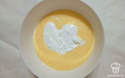 В отдельной посуде смешайте яичные желтки, оставшийся сахар и кокосовую стружку и взбейте массу миксером до пышности и однородности. Постепенно вводите в желтковую смесь взбитые белки с сахаром, далее порционно добавляйте муку и разрыхлитель.