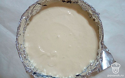 Форму, в которой будете выпекать бисквит, застелите фольгой, промажьте маслом и выложите в нее приготовленное тесто. Отправьте будущую выпечку в духовку, разогретую до 170 °С, выпекаться в течение 40-45 минут до готовности и легкой румяности.