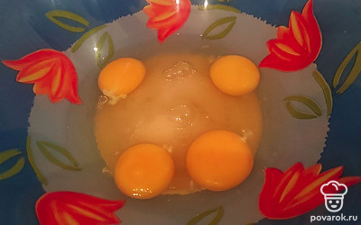 В большую миску разбейте яйца и добавьте в них сахар. Важно, чтобы яйца были комнатной температуры. 