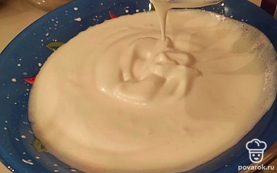 При помощи миксера взбейте яйца. В результате масса должна увеличиться в 4-5 раз. После взбивания на поверхности должен оставаться четкий рисунок, который не опадает долгое время. Такого результата я достигаю за 6-8 минут взбивания на максимальной скорости миксера. 