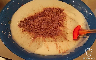 Смешайте и просейте все сухие ингредиенты. Затем по частям вводите их в яичную смесь и аккуратно, но интенсивно перемешайте с помощью лопатки до однородного состояния. Структура должна остаться такой же воздушной. Не перемешивайте слишком долго, чтобы не разрушить пузырьки. 