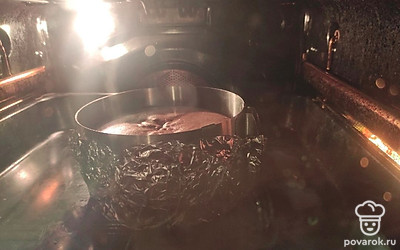 Вылейте тесто в форму и выпекайте в духовке при температуре 170 градусов в течение 30-40 минут. Готовность проверяйте при помощи зубочистки. 