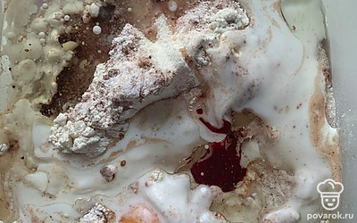 В ёмкости смешайте все ингредиенты, сначала сухие, затем все остальные.