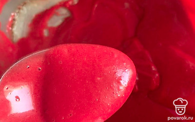 Миксером хорошо взбейте массу, чтобы цвет и текстура были однородными.