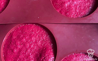 Выкладываем в форму и отправляем в духовку на месте 200 градусов на 10-15 минут (зависит от размеров формы). Достаём из духовки и даём остыть, перед тем, как доставать. 