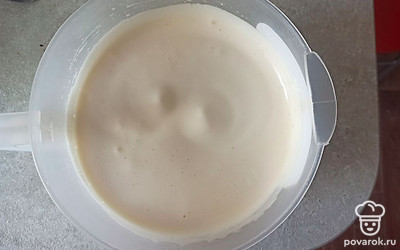 Яйца с сахаром взбиваем блендером на высоких оборотах. 