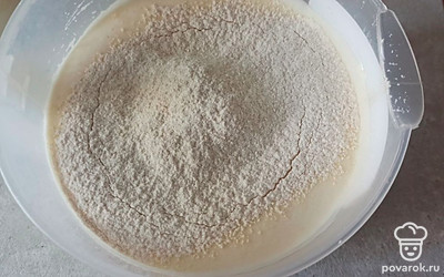Затем просеиваем муку, разрыхлитель. Добавляем соль и перемешиваем. 