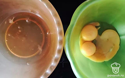 Отделите белки от желтков.