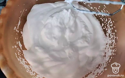 Взбейте белки до твёрдых пиков. 