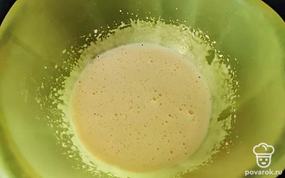 Взбейте желтки с сахаром и солью, а также ванилином.