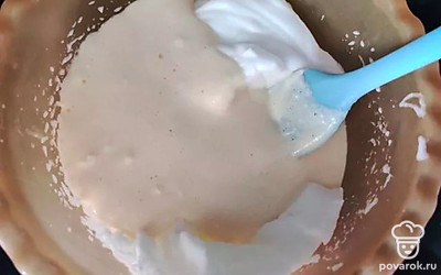 Соедините взбитые белки с желтками, аккуратно перемешайте, добавьте масло.