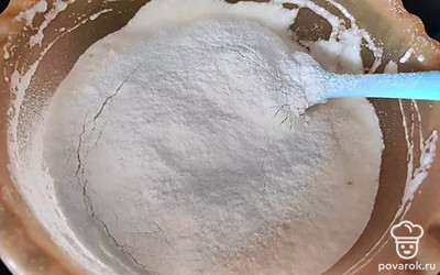 Добавьте муку и перемешайте.