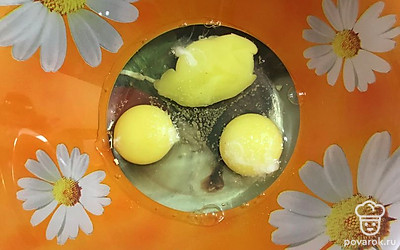 Яйцо с солью хорошо взбить.