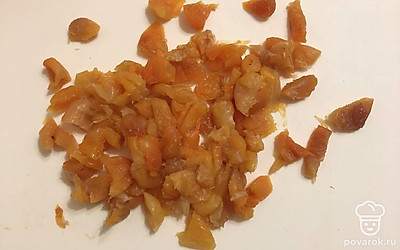 Курагу нарезать произвольно.