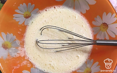 К яйцам добавить кефир и растительное масло, если любите послаще можно добавить сахар.